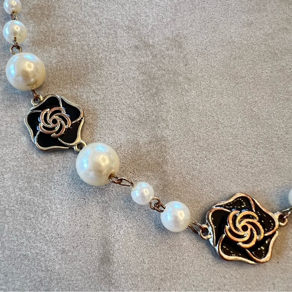 Black and White enamel‎ Flower & Pearl Necklace - Picture 5 of 7